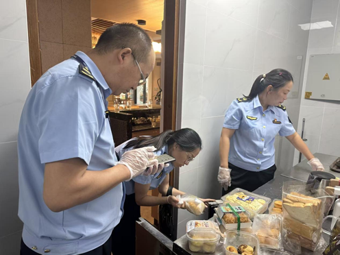 丹桂飄香迎雙節(jié)，食安守護正當(dāng)時——騰沖市市場監(jiān)督管理局強化餐飲管理